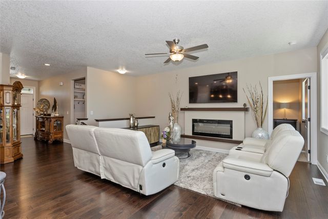 10041 Powell Avenue, Johnston, IA 50131