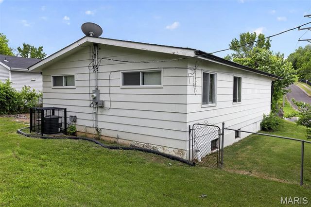 2587 Robley Drive, St Louis, MO 63136
