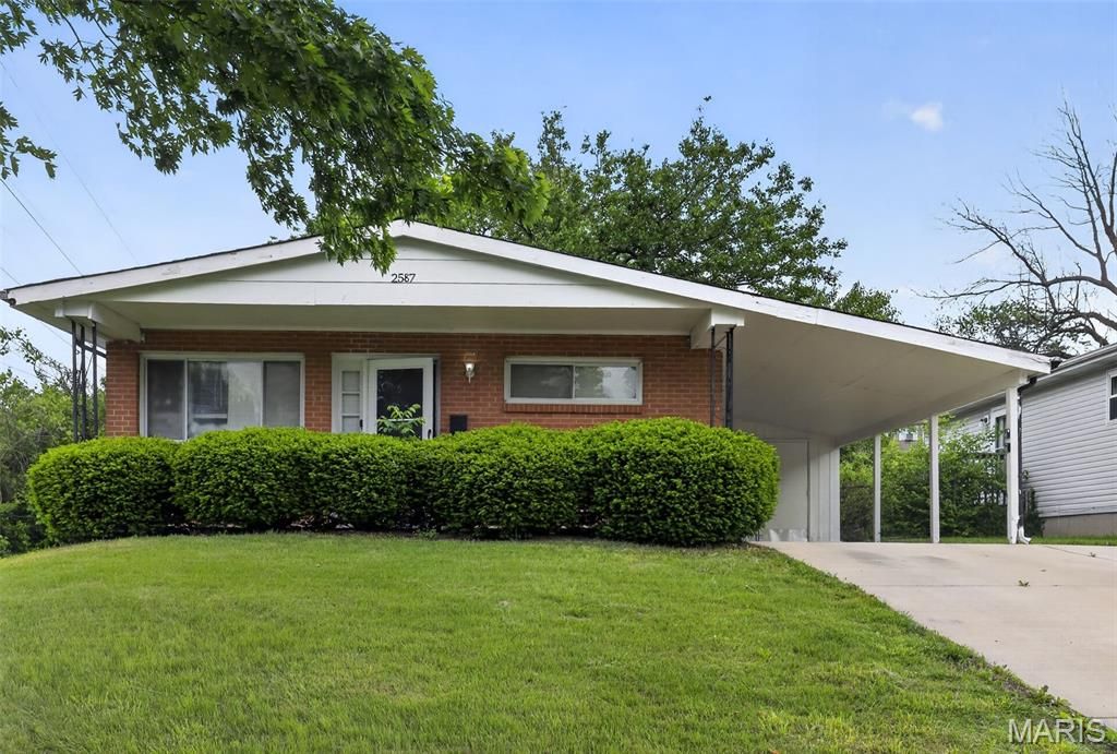2587 Robley Drive, St Louis, MO 63136