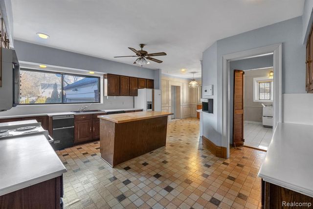 16761 E Jefferson Avenue, Grosse Pointe, MI 48230