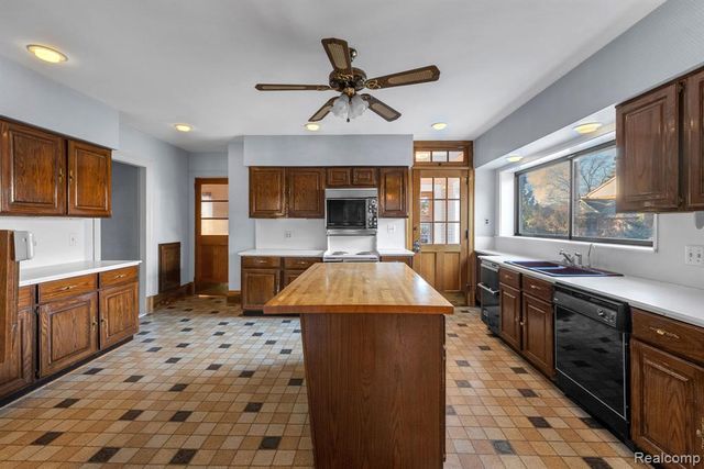 16761 E Jefferson Avenue, Grosse Pointe, MI 48230