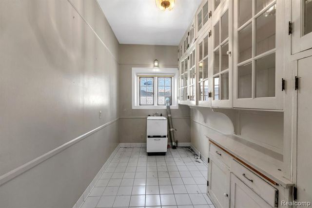 16761 E Jefferson Avenue, Grosse Pointe, MI 48230