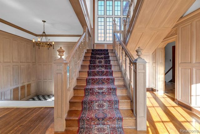 16761 E Jefferson Avenue, Grosse Pointe, MI 48230