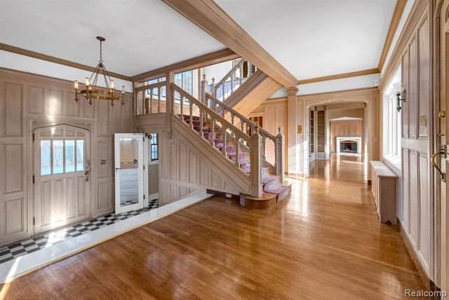 16761 E Jefferson Avenue, Grosse Pointe, MI 48230