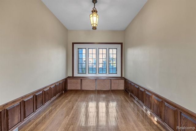 16761 E Jefferson Avenue, Grosse Pointe, MI 48230