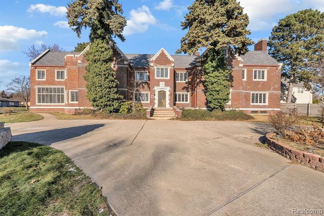 16761 E Jefferson Avenue, Grosse Pointe, MI 48230