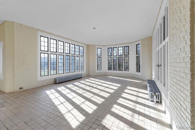 16761 E Jefferson Avenue, Grosse Pointe, MI 48230