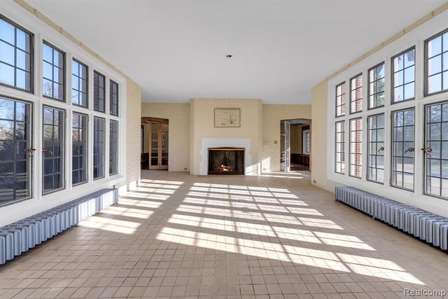 16761 E Jefferson Avenue, Grosse Pointe, MI 48230