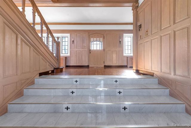 16761 E Jefferson Avenue, Grosse Pointe, MI 48230