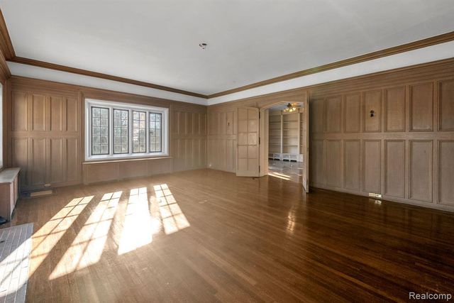 16761 E Jefferson Avenue, Grosse Pointe, MI 48230