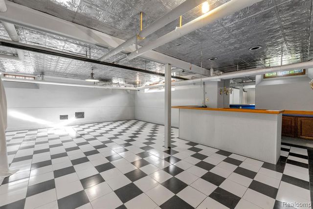 16761 E Jefferson Avenue, Grosse Pointe, MI 48230