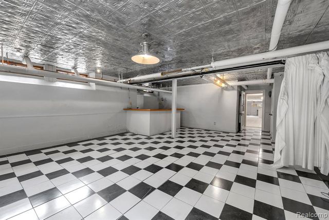 16761 E Jefferson Avenue, Grosse Pointe, MI 48230