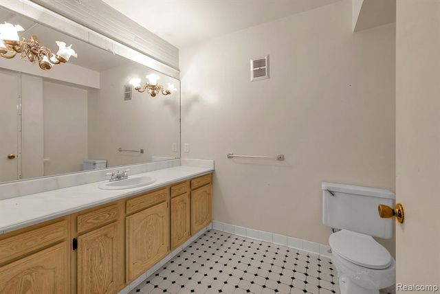 16761 E Jefferson Avenue, Grosse Pointe, MI 48230