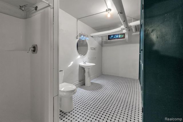 16761 E Jefferson Avenue, Grosse Pointe, MI 48230