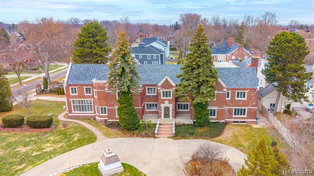 16761 E Jefferson Avenue, Grosse Pointe, MI 48230