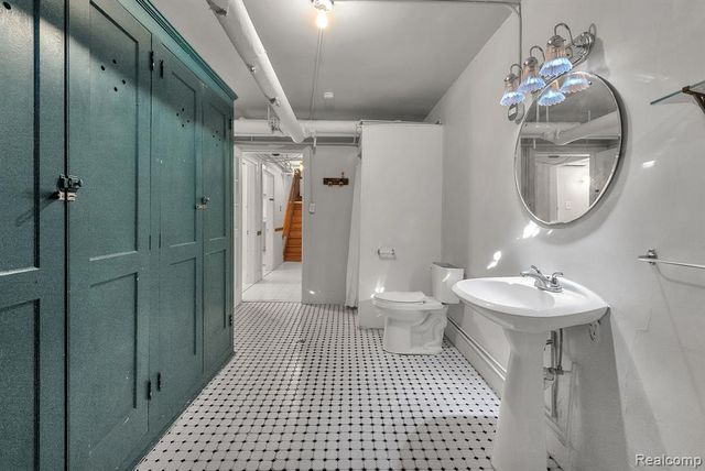 16761 E Jefferson Avenue, Grosse Pointe, MI 48230