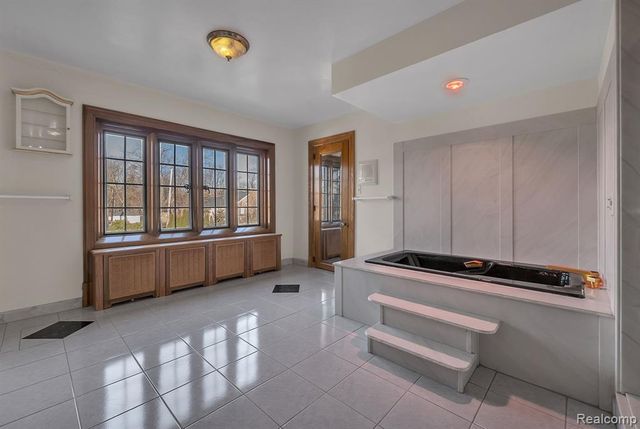 16761 E Jefferson Avenue, Grosse Pointe, MI 48230