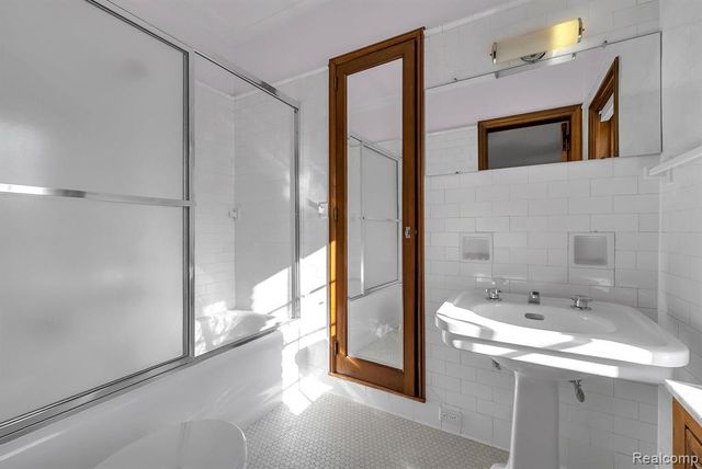 16761 E Jefferson Avenue, Grosse Pointe, MI 48230