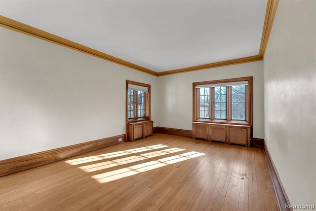 16761 E Jefferson Avenue, Grosse Pointe, MI 48230