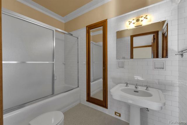 16761 E Jefferson Avenue, Grosse Pointe, MI 48230