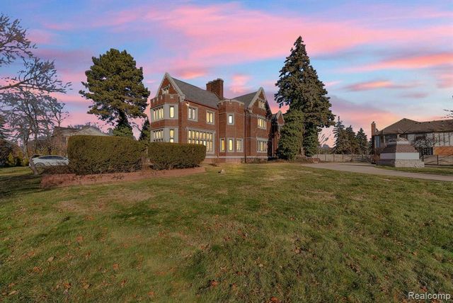 16761 E Jefferson Avenue, Grosse Pointe, MI 48230