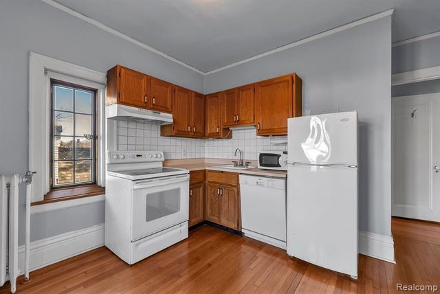 16761 E Jefferson Avenue, Grosse Pointe, MI 48230