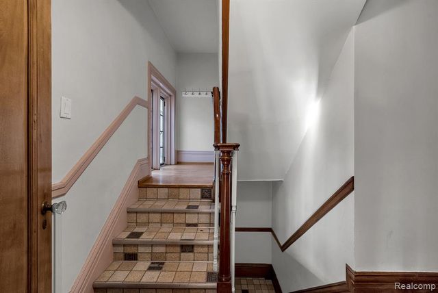 16761 E Jefferson Avenue, Grosse Pointe, MI 48230