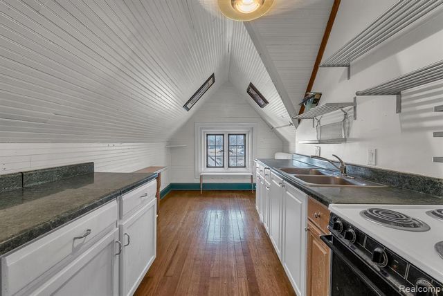 16761 E Jefferson Avenue, Grosse Pointe, MI 48230