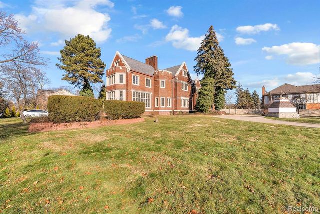 16761 E Jefferson Avenue, Grosse Pointe, MI 48230