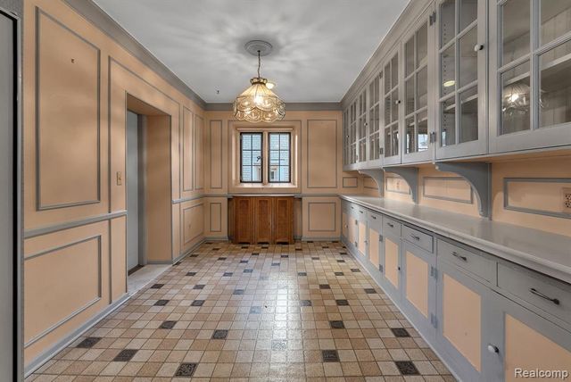 16761 E Jefferson Avenue, Grosse Pointe, MI 48230