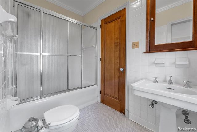 16761 E Jefferson Avenue, Grosse Pointe, MI 48230