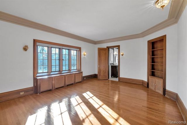 16761 E Jefferson Avenue, Grosse Pointe, MI 48230