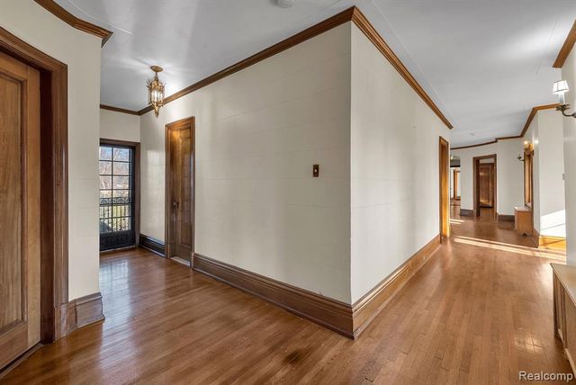 16761 E Jefferson Avenue, Grosse Pointe, MI 48230