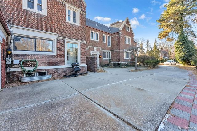 16761 E Jefferson Avenue, Grosse Pointe, MI 48230