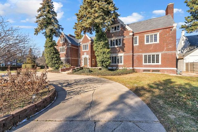 16761 E Jefferson Avenue, Grosse Pointe, MI 48230