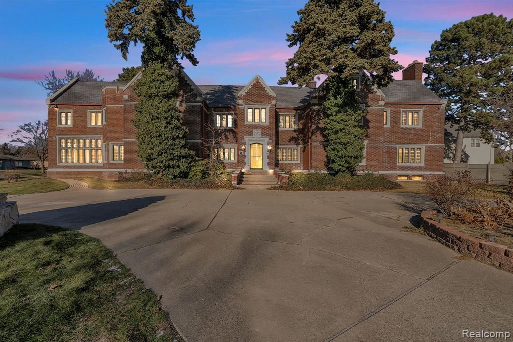 16761 E Jefferson Avenue, Grosse Pointe, MI 48230