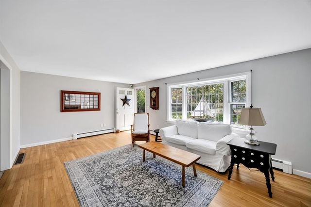 34 S Main St, Dennis, MA 02670