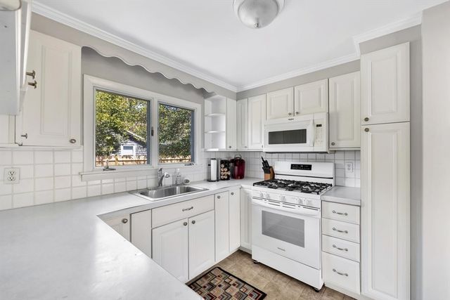 34 S Main St, Dennis, MA 02670