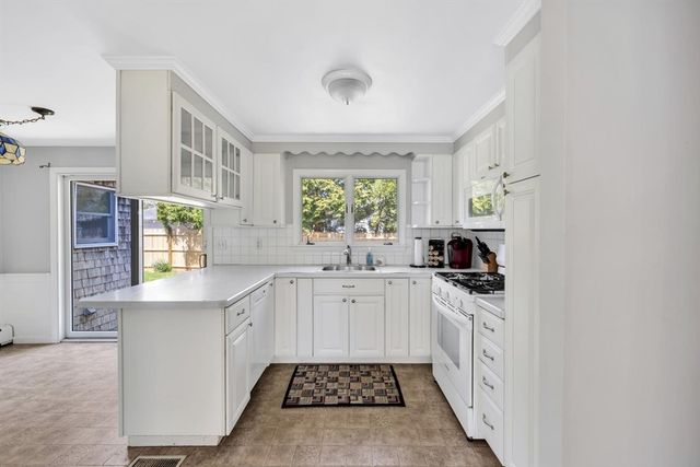 34 S Main St, Dennis, MA 02670