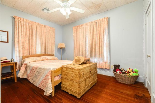 202 10th Avenue N, Texas City, TX 77590