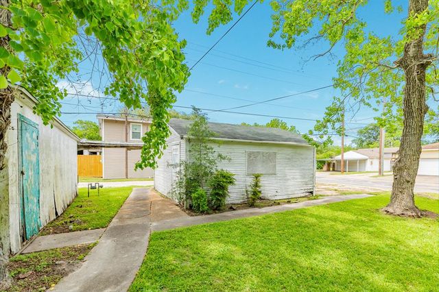 202 10th Avenue N, Texas City, TX 77590