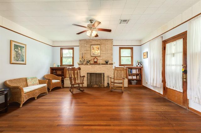 202 10th Avenue N, Texas City, TX 77590