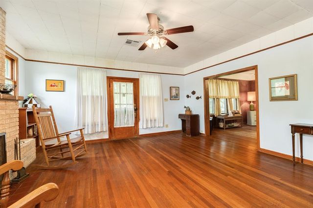 202 10th Avenue N, Texas City, TX 77590