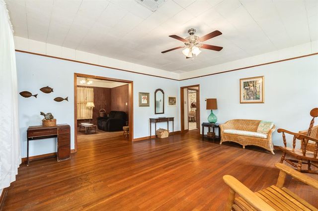 202 10th Avenue N, Texas City, TX 77590