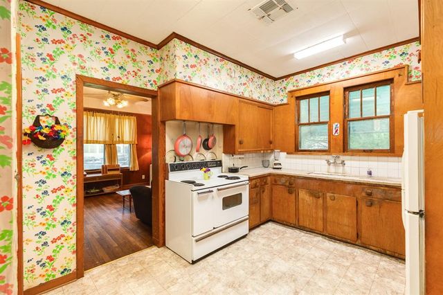 202 10th Avenue N, Texas City, TX 77590