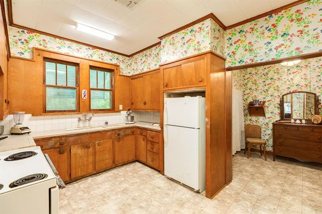 202 10th Avenue N, Texas City, TX 77590