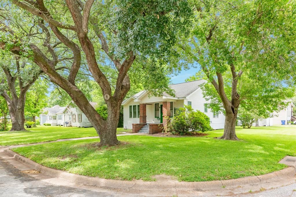202 10th Avenue N, Texas City, TX 77590