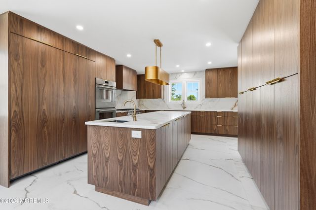19 Roslyn Drive, Oakhurst, NJ 07755