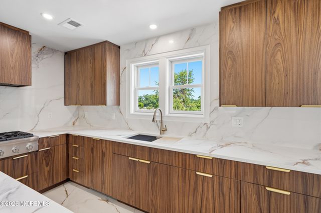 19 Roslyn Drive, Oakhurst, NJ 07755