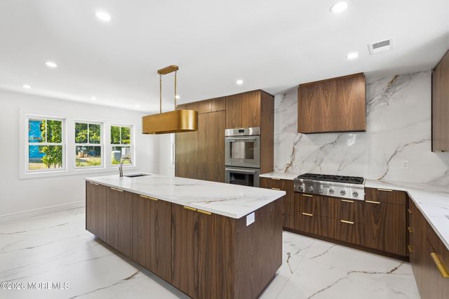 19 Roslyn Drive, Oakhurst, NJ 07755